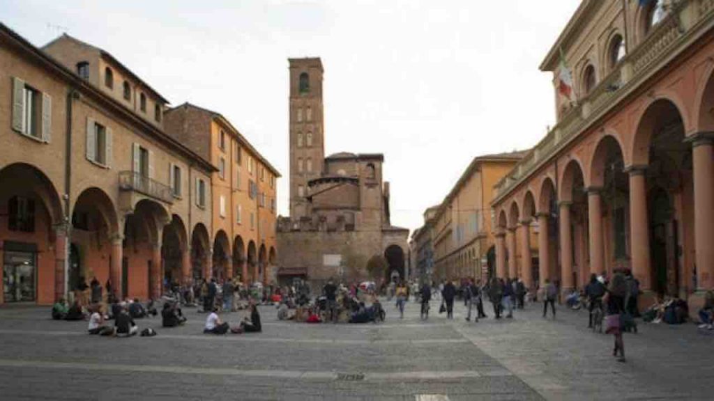 Bologna stringe su movida, chiude altre due piazze