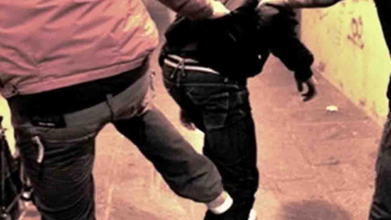 Raid violenti, agivano in branco: “Noi vi ammazziamo, qui non avete il diritto di stare” Raid violenti, agivano in branco: “Noi vi ammazziamo, qui non avete il diritto di stare”