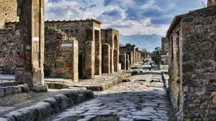 Reperti sottratti a Pompei portano sfiga