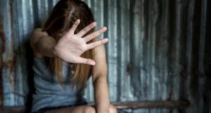 Foto porno in rete: lei distrutta scappa, 16 insospettabili a processo
