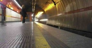 suicidio fallito a Roma il treno le passa sopra