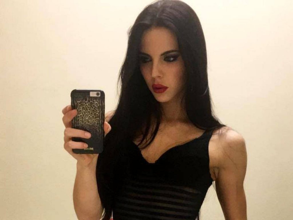 Shaila Gatta perfetta in costume: muscoli e curve per la velina di Striscia