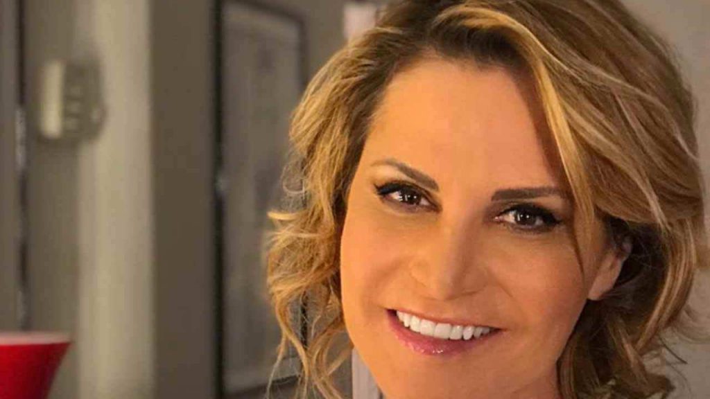 Nuovo look per Simona Ventura, taglio sbarazzino e colore luminoso