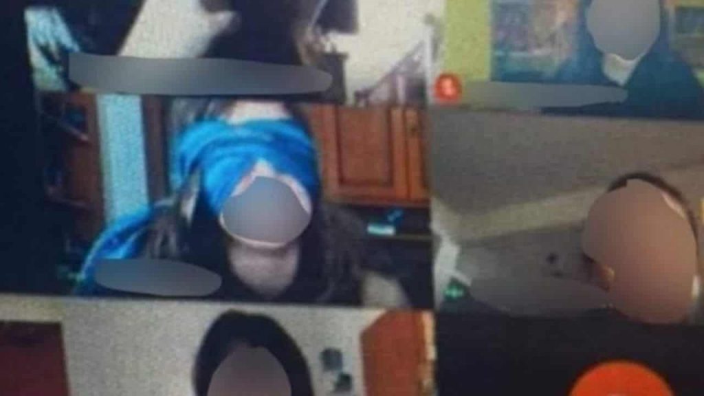 Interrogata con la benda sugli occhi, gli studenti: “Nessuna costrizione. Tutto strumentalizzato”
