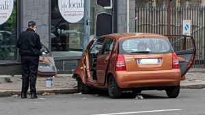 torino incidente - donna contro un palo