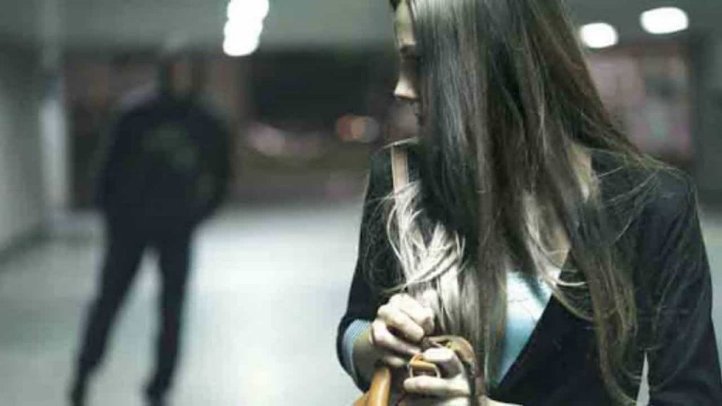 “Fai sesso con me o racconto che fai uso di droghe”: ricatta e molesta la sua ex, arrestato
