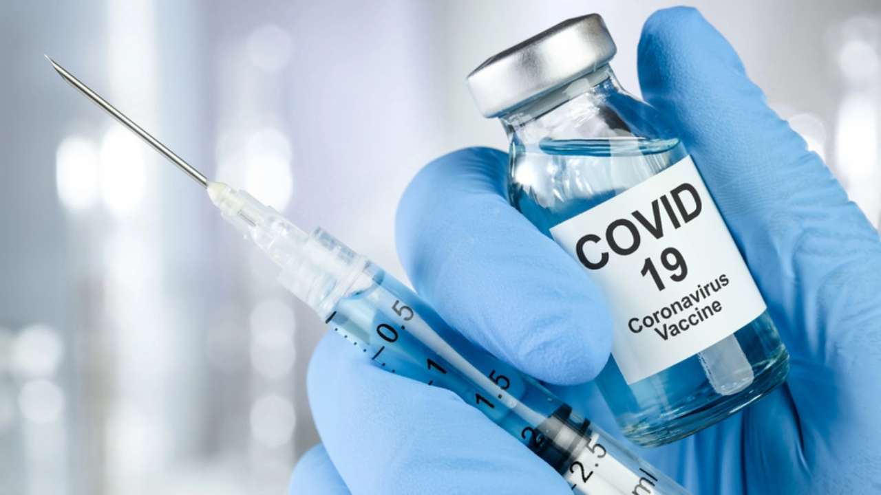 Vaccino anti-Covid, Conte: "Possibili prime dosi a dicembre"