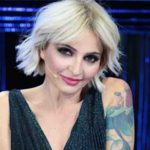 Veronica Peparini esplosiva: maglietta trasparente e calze a rete, il look trasgressivo Veronica Peparini esplosiva: maglietta trasparente e calze a rete, il look trasgressivo