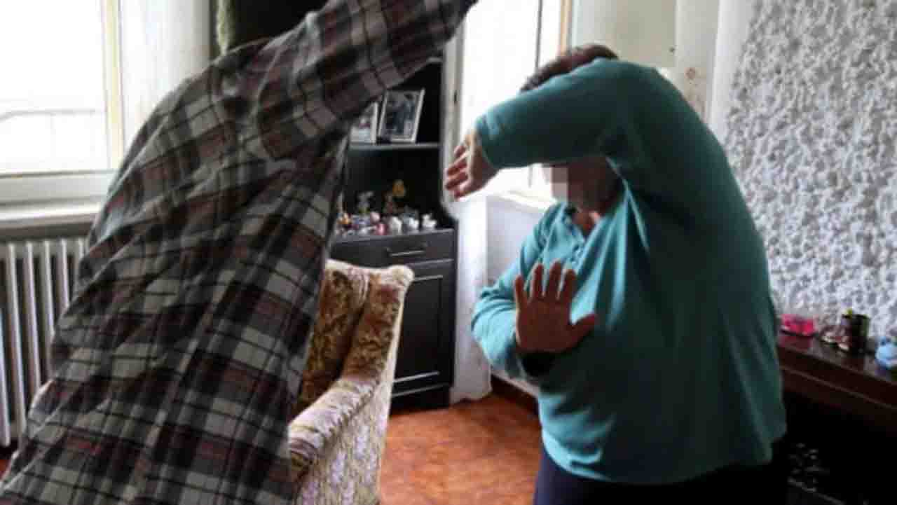 Genitori Trattati Come Bancomat E Figli Violenti Gli Arresti