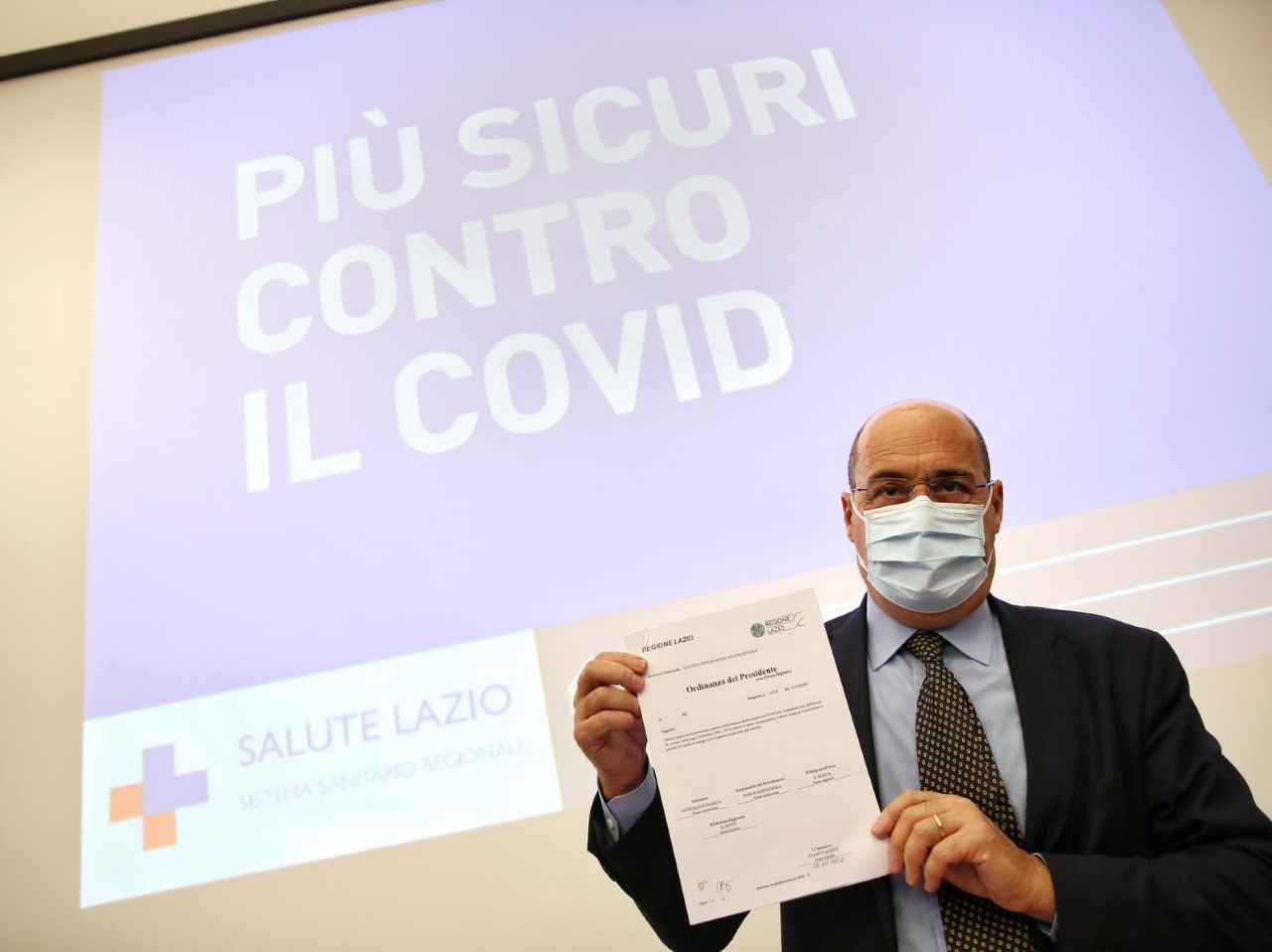 Coronavirus, Zingaretti impone la mascherina anche all'aperto nel Lazio