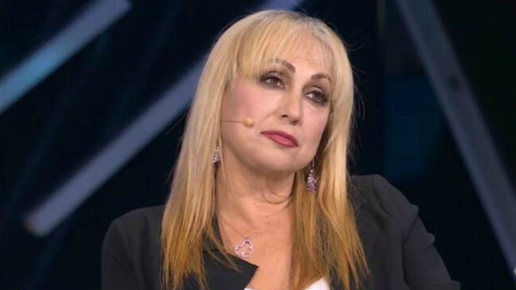 Amici, Alessandra Celentano vestito lungo e scarpe da ginnastica come