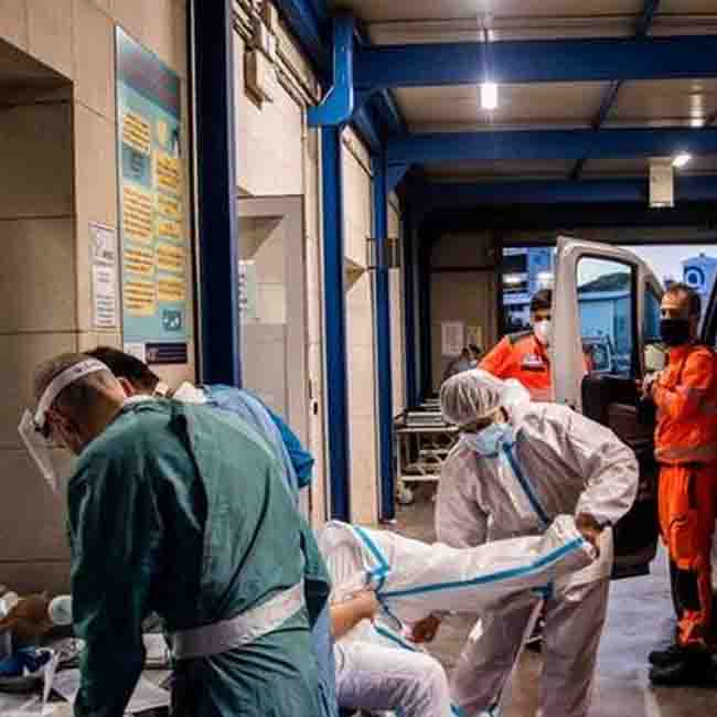 Ambulanze con presunti pazienti Covid in fila al pronto soccorso