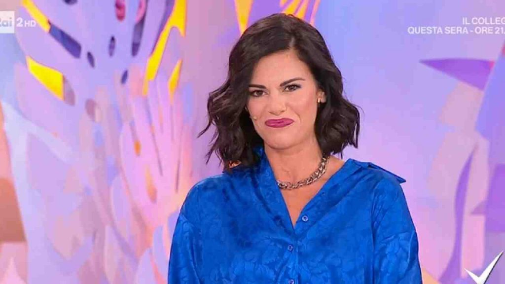 Bianca Guaccero insultata, lei risponde in diretta: “La tua faccia da…”