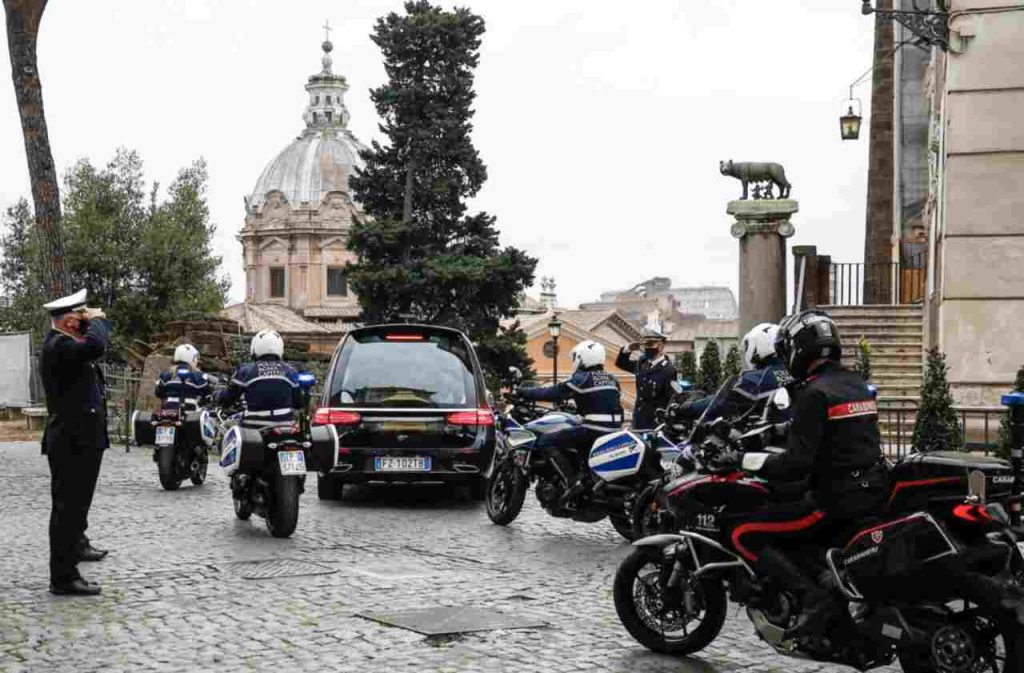 Gigi Proietti, l’attore attraversa Roma per l’ultima volta: i funerali [VIDEO]