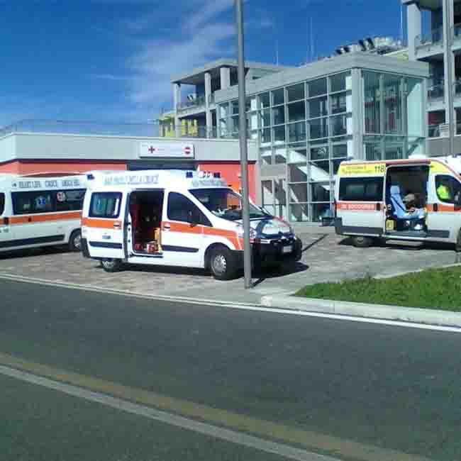 Ambulanze con presunti pazienti Covid in fila al pronto soccorso