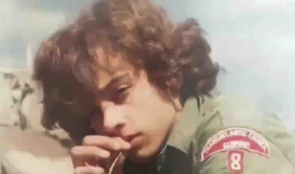 Qui solo un ragazzo oggi uno dei cantanti italiani più amati: chi è?