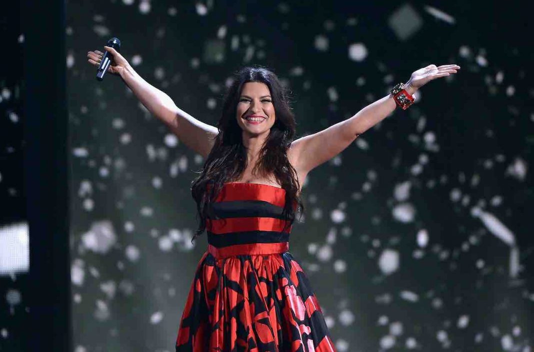 &quot;Ma è lei?&quot; Laura Pausini cambia look trucco intenso e capelli