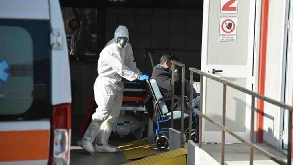 La denuncia di Alberto: “Mia madre 90enne e positiva al Covid: 30 ore in attesa al Pronto soccorso”