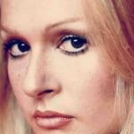 Qui poco più che 20enne, oggi a 70 anni la conduttrice italiana è ancora divina Qui poco più che 20enne, oggi a 70 anni la conduttrice italiana è ancora divina