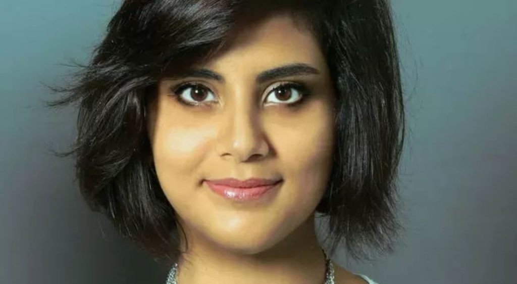Loujain al-Hathloul, arrestata per avere guidato un’auto: 900 giorni in cella