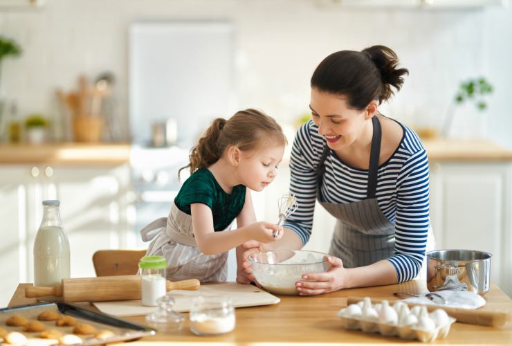 Mamma e figlia cucinare-Meteoweek.com