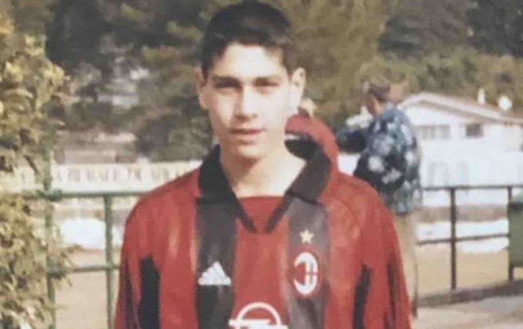 Qui solo un ragazzino, oggi uno dei calciatori italiani più belli: chi è?