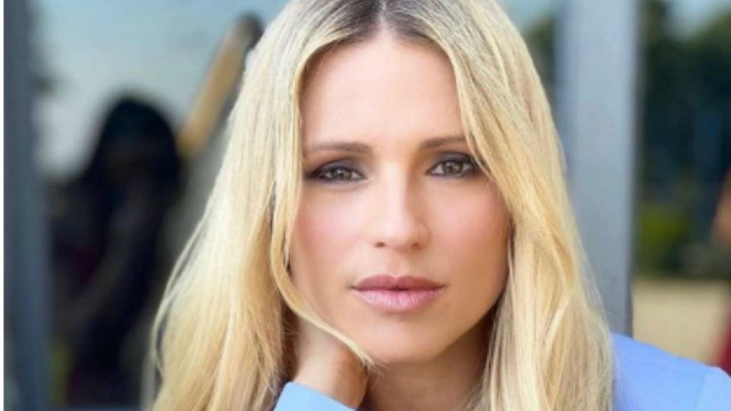 Michelle Hunziker caschetto corto e rosso: eccola come non l’avete mai vista