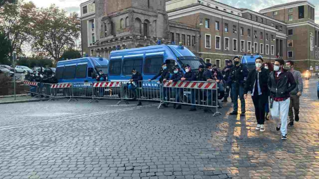 No Dpcm di nuovo in piazza: “Ci vuole il porto d’armi!” [VIDEO]