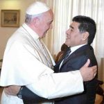 Il dono di Papa Francesco alla famiglia di Diego Armando Maradona Il dono di Papa Francesco alla famiglia di Diego Armando Maradona