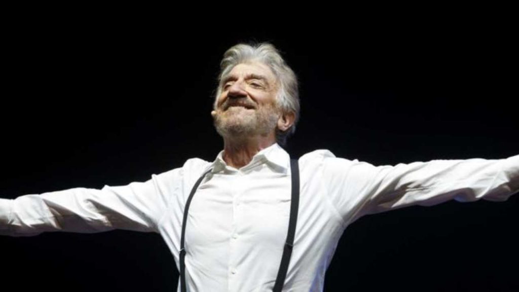 Gigi Proietti, le lacrime della gente a Villa Borghese: “Sono qui per un fiore” [VIDEO]