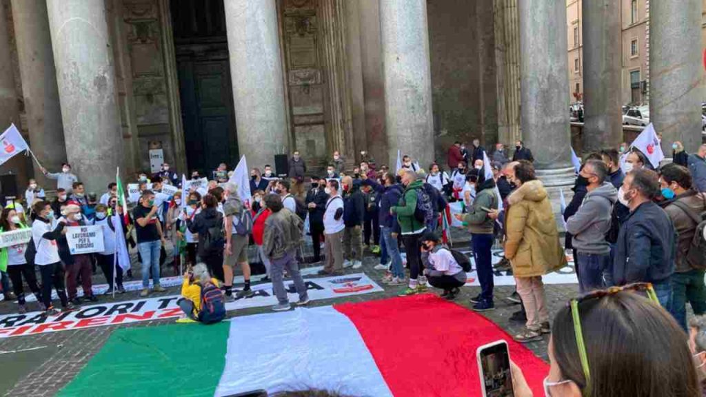 A piedi da Firenze a Roma: la protesta dei ristoratori contro Conte [VIDEO]