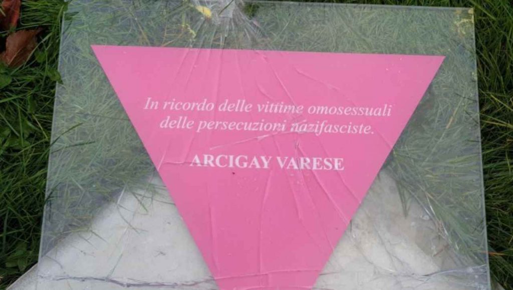 Devastata targa che commemorava le vittime omosessuali dell’olocausto