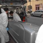 Uccide la compagna e si costituisce con le mani sporche di sangue: arrestato un 33enne Uccide la compagna e si costituisce con le mani sporche di sangue: arrestato un 33enne
