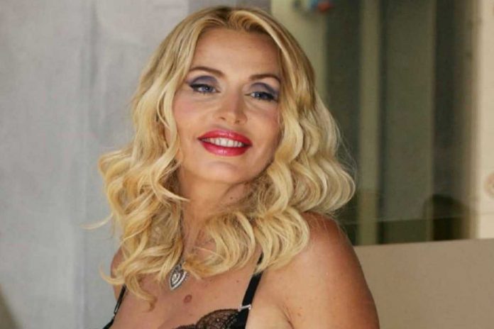 Valeria Marini com'era e com'è: la trasformazione della stellare showgirl