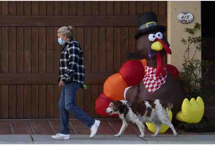 americani in viaggi per thanksgiving casi covid peggioramento tempi bui