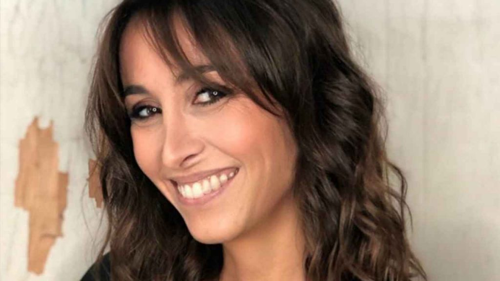 Benedetta Parodi, tacchi a spillo e vestitino corto aderente: l’outfit da femme fatale