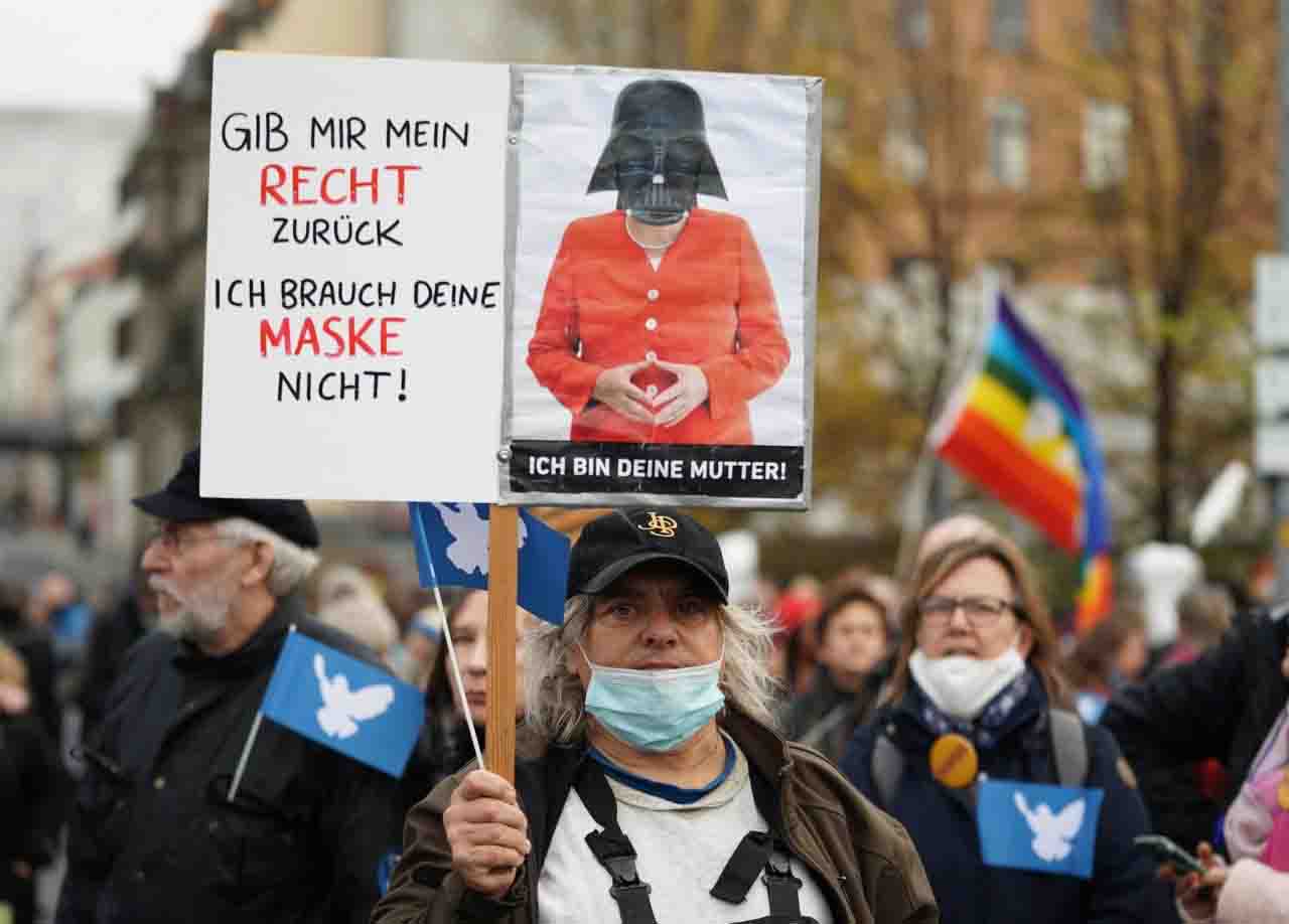 Proteste a Berlino per le misure anti covid del governo