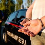 Si finge agente sotto copertura per ottenere un alloggio: fermato e multato Si finge agente sotto copertura per ottenere un alloggio: fermato e multato