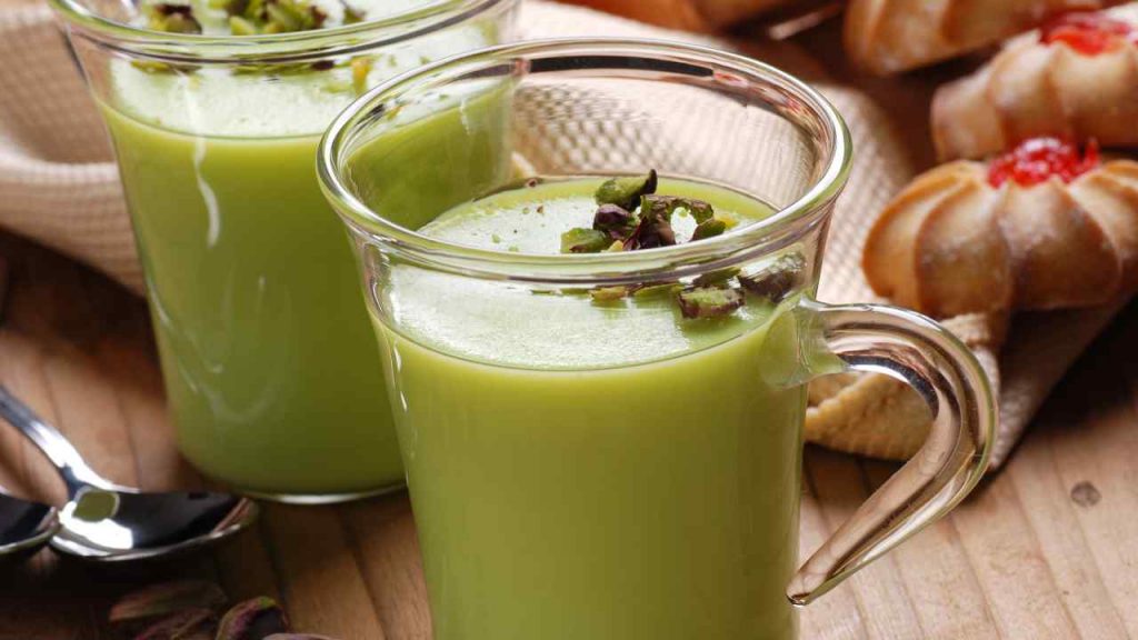 Cioccolata calda al cioccolato bianco e pistacchio | Semplicemente buona
