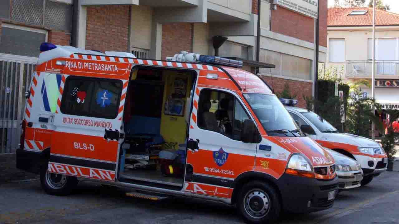 Viene dimessa dall'ospedale e ruba un'ambulanza per tornare a casa