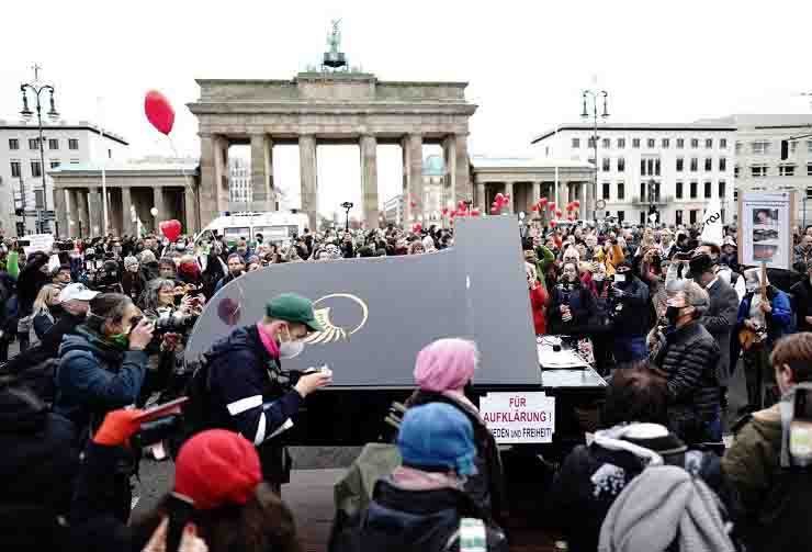 Proteste a Berlino per le misure anti covid del governo