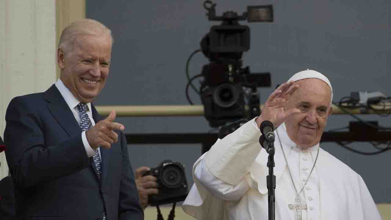 Papa Francecco chiama Biden per congratularsi
