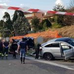 Drammatico scontro tra due auto: muore bimba di 7 anni, grave la baby sitter Drammatico scontro tra due auto: muore bimba di 7 anni, grave la baby sitter