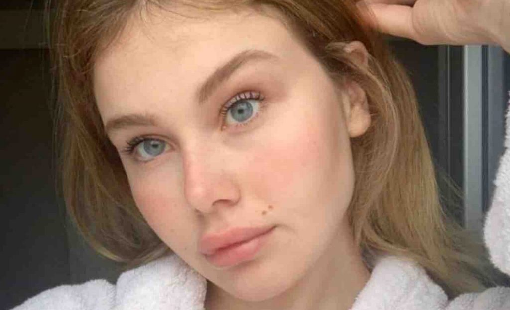 Jasmine Carrisi avvolta in un abito di seta rosso: spacco vertiginoso