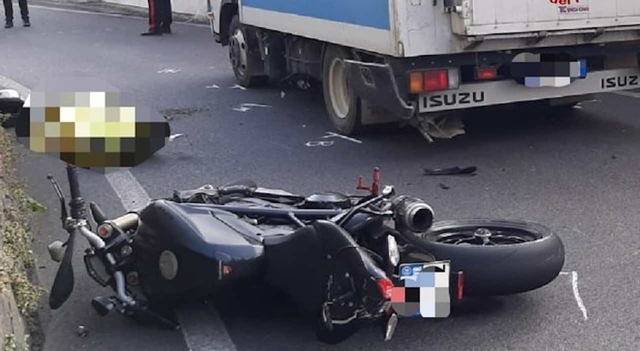 Frontale contro un furgone: rimane incastrato, una morte tremenda