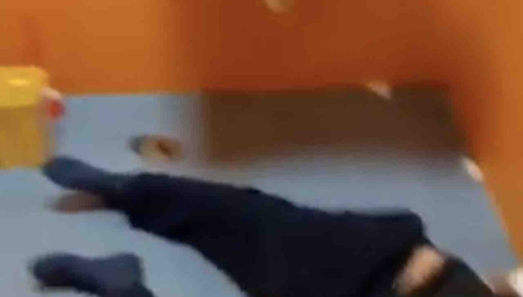 Orrore al Cardarelli: paziente covid muore in bagno, il video diventa virale