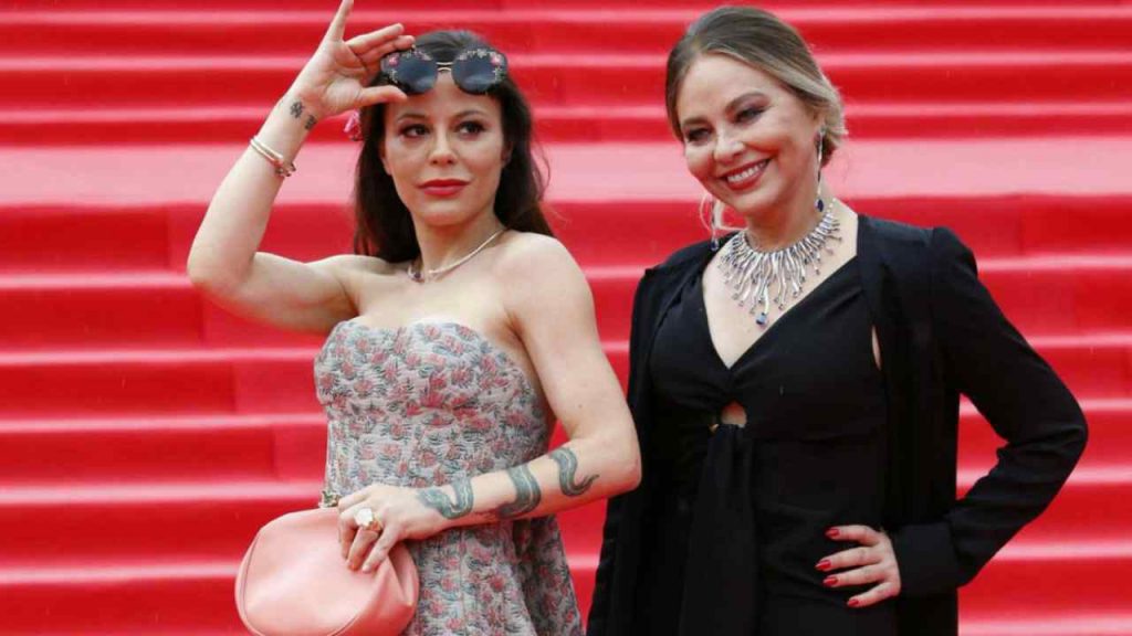 Naike Rivelli mette mano nell’armadio di mamma Ornella | Metto all’asta…