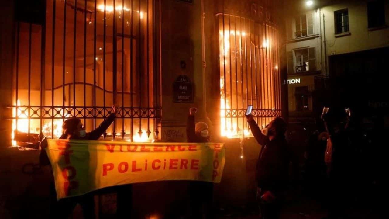 Parigi, scontri durante la manifestazione - foto via Le Parisien