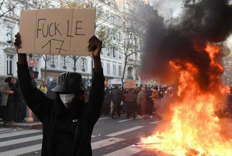  Parigi, scontri durante la manifestazione - foto via Le Parisien
