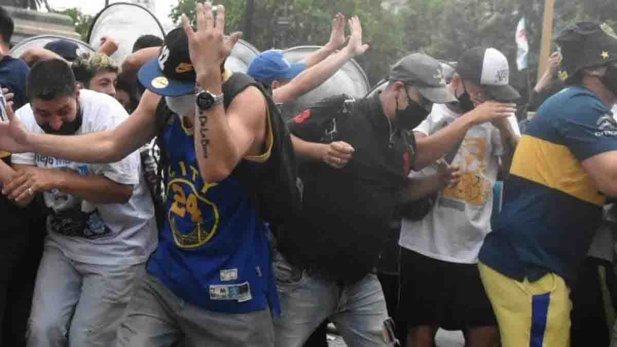 scontri Buenos Aires polizia folla Maradona